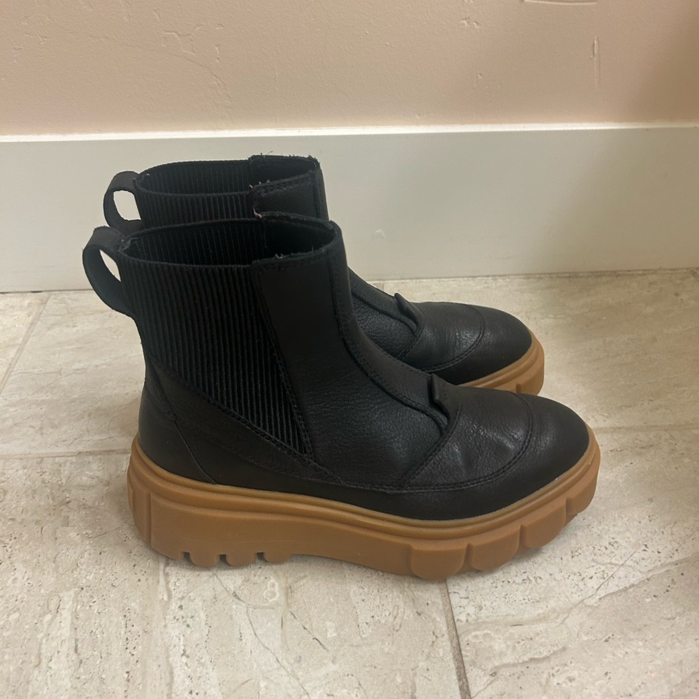 Sorel Caribou Chelsea Waterproof Boots - Size 8